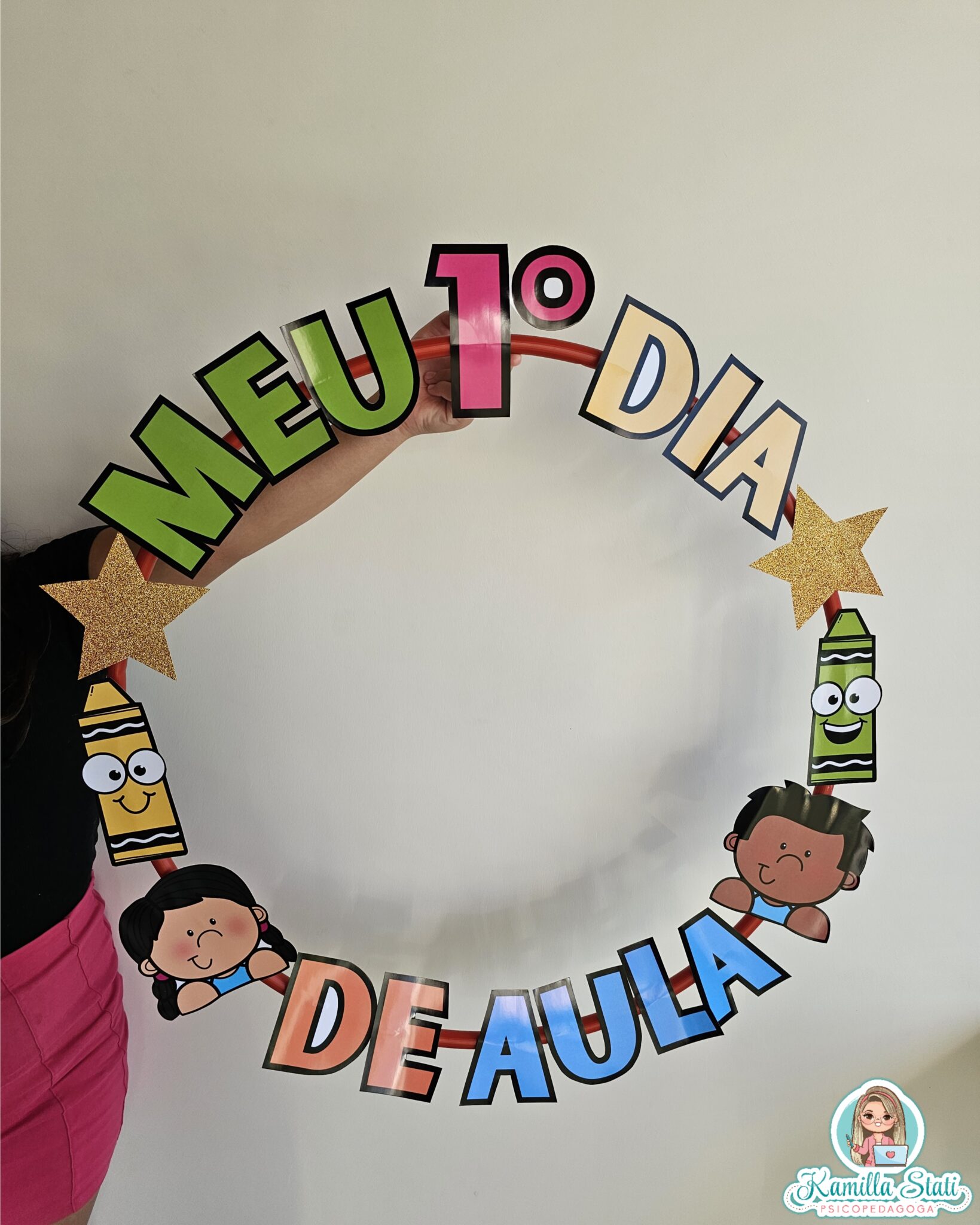 Bambolê para foto 1° dia de aula - Psicopedagoga Kamilla Stati