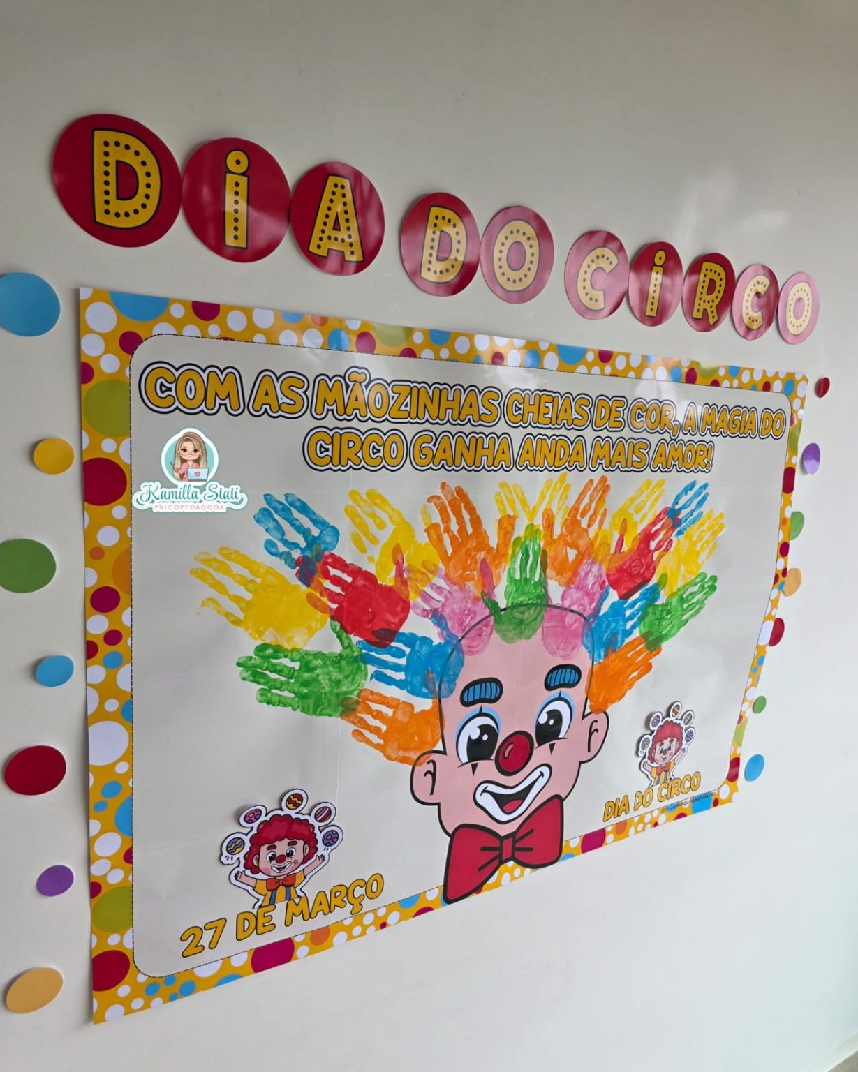 Mural das mãozinhas dia do circo - Psicopedagoga Kamilla Stati