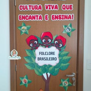 Decoração de porta folclore árvore