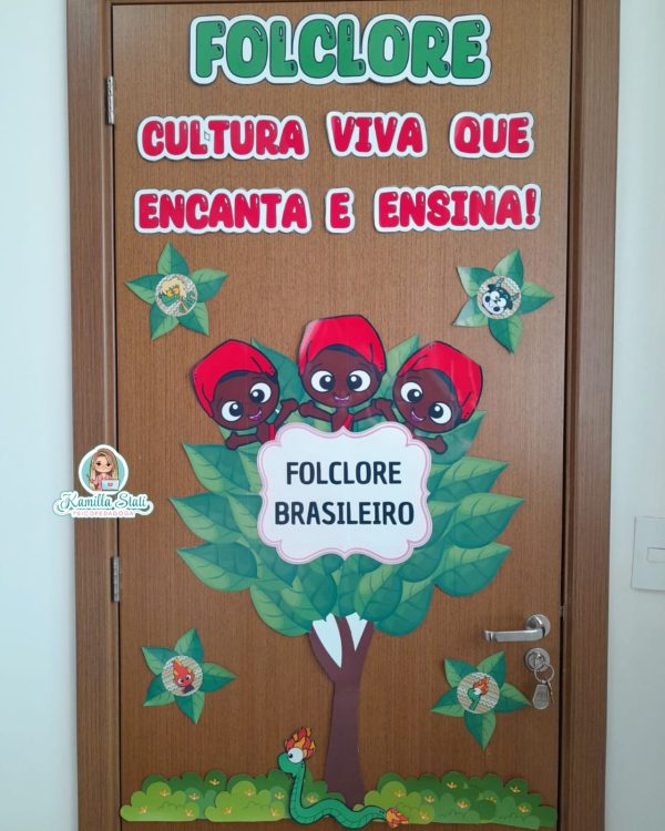 Decoração de porta folclore árvore