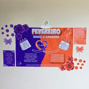 Painel fevereiro roxo e laranja + lembrancinha