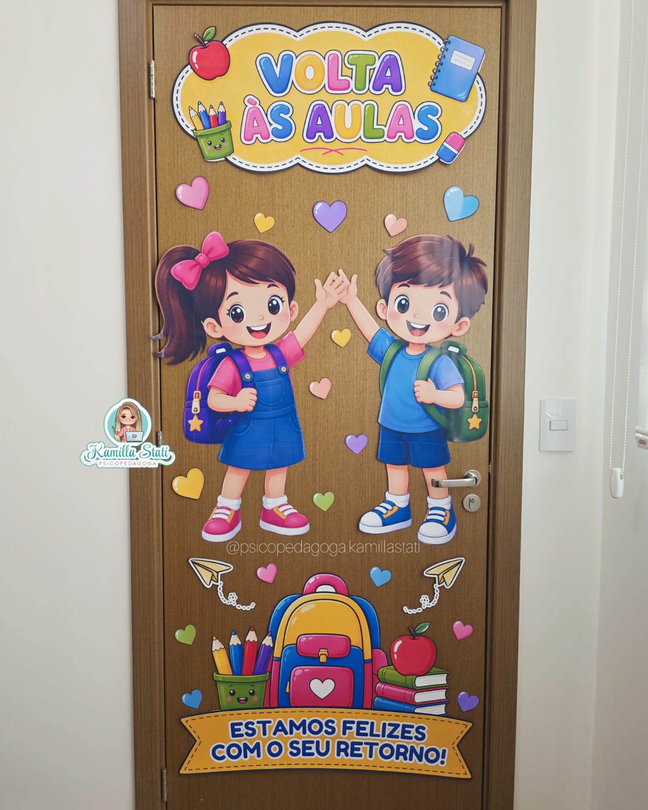 Decoração de porta volta às aulas felizes com seu retorno