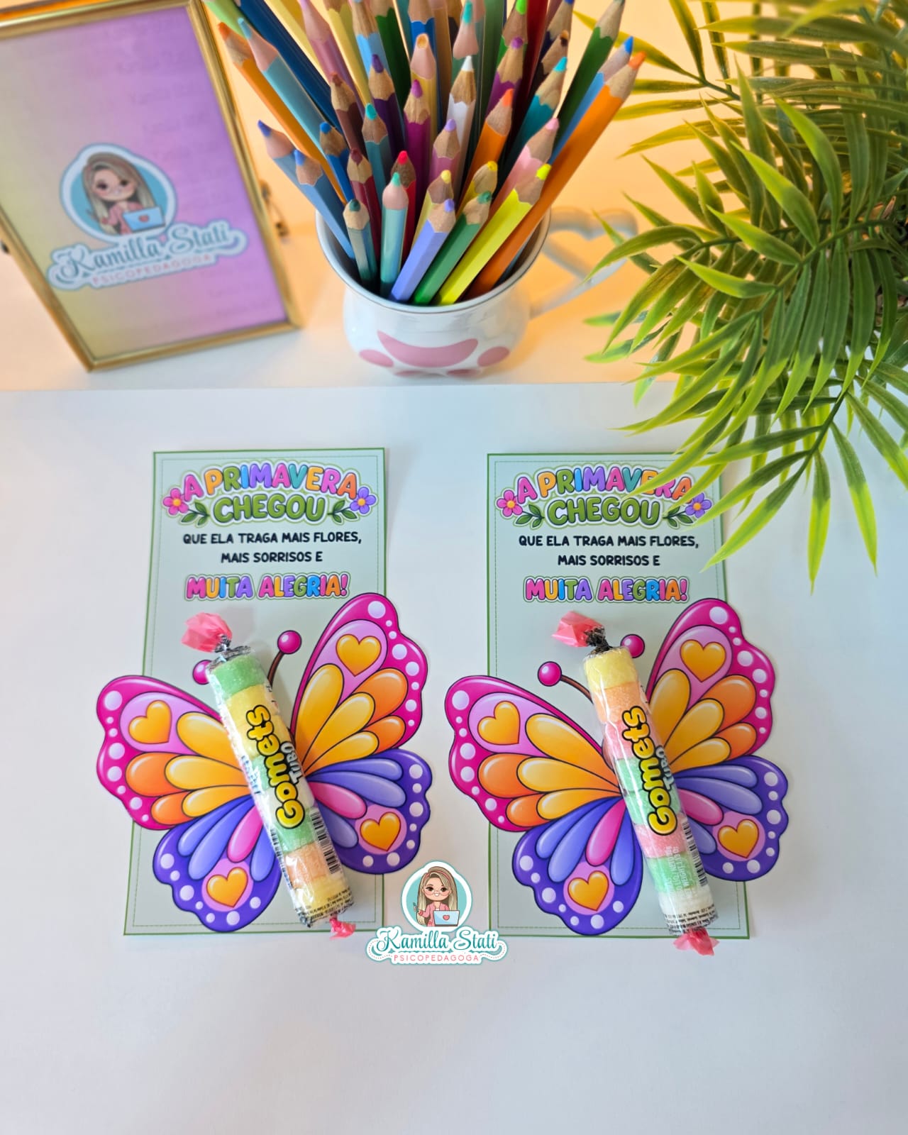 Cartão a primavera chegou: borboleta para goma